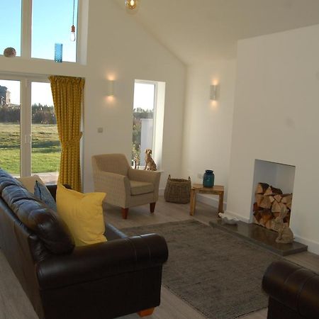 Beautiful, Modern Villa 5 Mins Walk From The Stunning Bay At Trearddur Holyhead Exterior foto